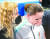 도핑 스캔들의 주인공으로 파문을 일으킨 러시아 피겨 선수 발리예바(오른쪽)가 13~15세 사이에 무려 56가지 약물을 복용한 사실이 드러났다. 연합뉴스