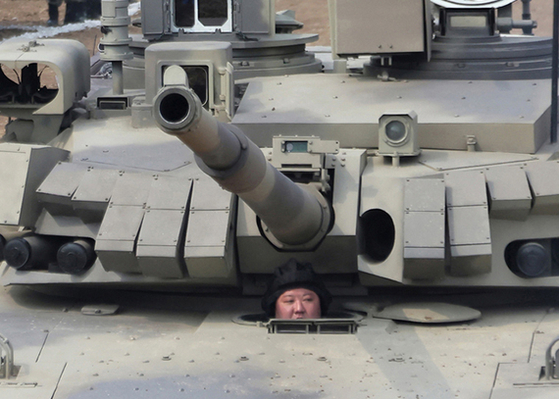 [사진] 한·미훈련 의식했나, 탱크 직접 몬 김정은