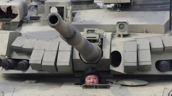 [사진] 한·미훈련 의식했나, 탱크 직접 몬 김정은