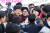 국민의힘 한동훈 비상대책위원장이 15일 오후 광주 동구 충장우체국 일대에서 시민과 사진 촬영을 하고 있다. 연합뉴스