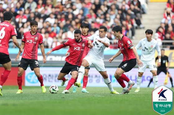 김기동 감독이 지휘봉을 잡은 프로축구 FC서울이 16일 서울월드컵경기장에서 열린 제주 유나이티드와의 경기에서 승리하며 올 시즌 마수걸이승을 신고했다. 서울의 중앙수비를 책임진 이라크 출신 센터백 술라카(왼쪽에서 세 번째). 사진 프로축구연맹