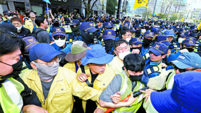 공무원 “막아라” vs 경찰 “비켜라”...대구퀴어축제 충돌…올해는