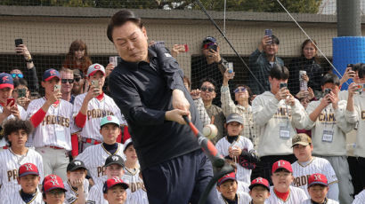 야구교실서 어린이들 만난 尹 "책만 읽어선 훌륭한 리더 못돼"