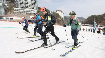 [포토타임] “스키 신고 슬로프 올라요”…화이트 스페이스 산악스키 대회