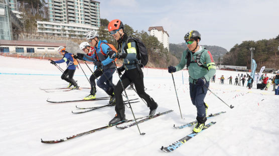 [포토타임] “스키 신고 슬로프 올라요”…화이트 스페이스 산악스키 대회