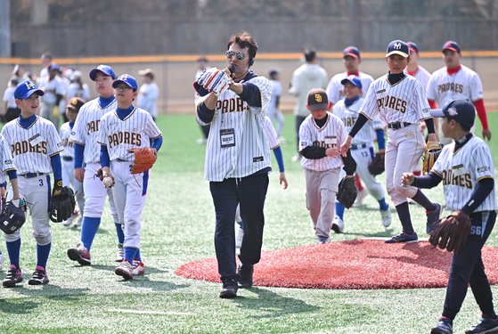 (서울=뉴스1) 이승배 기자 = 샌디에이고 박찬호 특별고문이 16일 오후 서울 용산 어린이정원 내 어린이야구장에서 진행된 샌디에이고 파드리스 유소년 클리닉 행사에 참가해 유소년 선수들을 지도하고 있다. (사진공동취재단) 2024.3.16/뉴스1