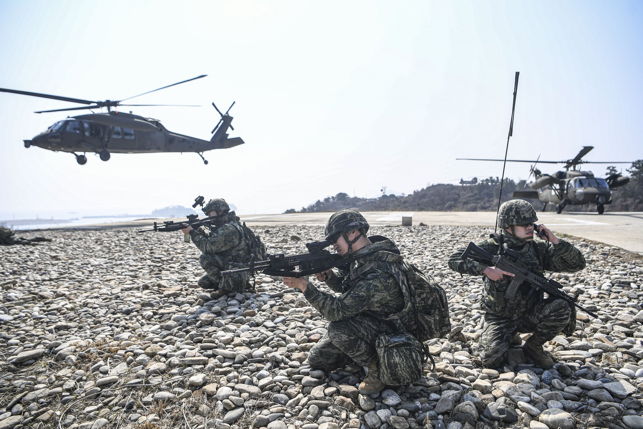 서북도서방위사령부는 지난 15일 적 도발 시 서북도서 방위태세를 완비하기 위해 백령도와 연평도 일대에서 대규모 증원훈련을 실시했다. 공격헬기(AH-64), 기동헬기(CH-47, UH-60)가 연평도 일대에 착륙하여 증원 절차를 숙달하고 있다. 사진 해병대사령부