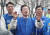 더불어민주당 이재명 대표가 16일 경기 용인시 수지구청 인근에서 시민들에게 인사하고 있다. 연합뉴스
