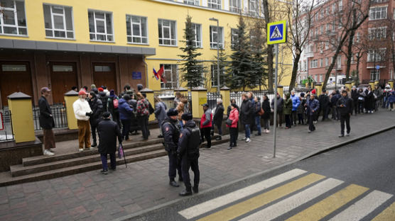 러 대선 마지막 날, 푸틴에 맞서는 침묵 시위 "나 혼자 아니었다" 