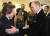 영국 윌리엄 왕세자(오른쪽)가 지난 2월 할리우드 배우 톰 크루즈를 반갑게 맞이하고 있다. 그는 왼쪽 손목에 고(故) 다이애나빈의 선물로 알려진 오메가 씨마스터 300M를 착용하고 있다. AP=연합뉴스