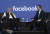 지난 2015년 나렌드라 모디(왼쪽) 인도 총리가 캘리포니아주 멘로파크 페이스북에서 마크 주커버그 페이스북 CEO 옆에 앉아 연설하고 있다. AP=연합뉴스
