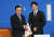 2020년 1월 7일 총선을 앞둔 더불어민주당 5호 영입 인재로 오영환 소방관(오른쪽)이 입당했다. [연합뉴스]