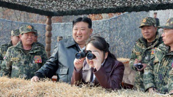 김주애 앞에 세운 김정은, 북한 “향도의 위대한 분들” 첫 언급