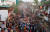나렌드라 모디 인도 총리가 바라나시에서 열린 로드쇼에서 지지자들을 향해 손을 흔들고 있다. 로이터=연합뉴스
