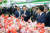 윤석열 대통령이 18일 서울 양재하나로마트 과일코너를 찾아 사과를 살펴보고 있다. 대통령실 