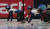 쇼트트랙 국가대표 박지원(왼쪽)이 지난 17일(현지시간) 네덜란드 로테르담 아호이 아레나에서 열린 2024 국제빙상연맹(ISU) 쇼트트랙 세계선수권대회 남자 1000ｍ 결승에서 황대헌(오른쪽)의 반칙으로 중심을 잃고 있다. 연합뉴스