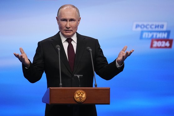 블라디미르 푸틴 러시아 대통령이 17일 모스크바에 있는 자신의 선거 캠프를 방문해 발언하고 있다. AP=연합뉴스