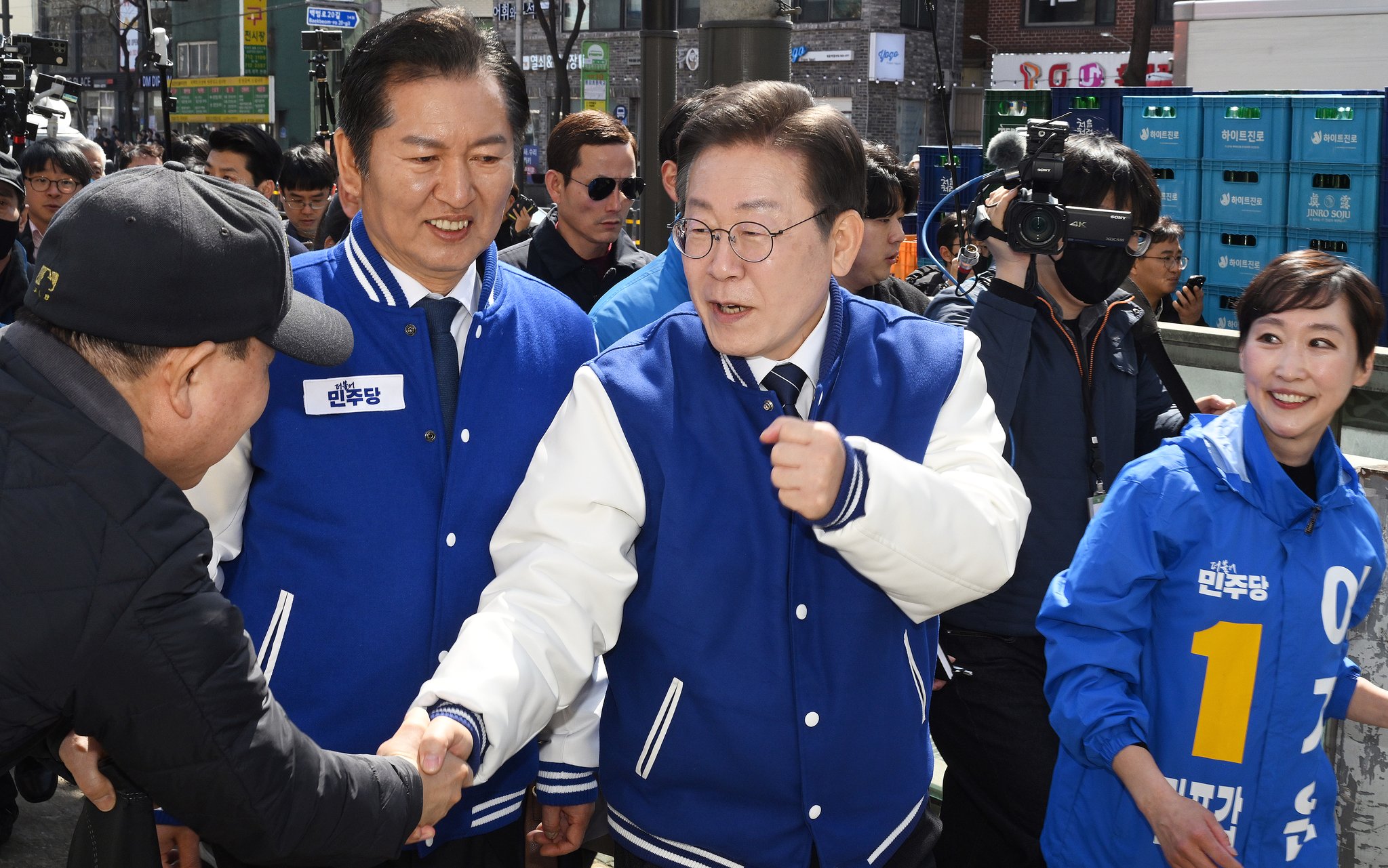 이재명 더불어민주당 상임공동선거대책위원장이 18일 서울 마포구 경의선숲길과 백범로 일대를 돌며 이지은(마포갑), 정청래(마포을) 후보의 지지를 호소하고 있다. 전민규 기자
