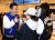 이재명 더불어민주당 대표 겸 상임공동선거대책위원장(왼쪽)이 18일 서울 마포구 경의선 숲길을 방문해 지지를 호소하고 있다. 전민규 기자