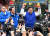  더불어민주당 이재명 대표가 19일 오전 강원 춘천시 중앙시장을 방문해 시민들에게 받은 과일을 들고 인사하고 있다. 연합뉴스
