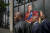 영국 런던에서 찰스 3세의 초상화 옆을 지나는 시민들. AP=연합뉴스