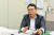 허필우 부산시 홍보담당관이 자신의 저서와 GC카드에 대해 설명하고 있다. [사진 부산시]