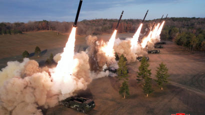 김정은 "적의 수도 붕괴"…중대급 부대에도 초대형 방사포 배치