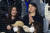 오타니의 경기를 바라보는 오타니의 아내 마미코(오른쪽). 왼쪽은 통역의 아내. 공동취재단
