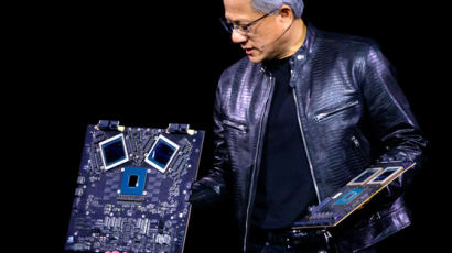 [사진] “트랜지스터 2080억개” 젠슨 황, 수퍼 AI칩 공개