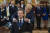 도널드 트럼프 미국 대통령이 2019년 자신의 감세 정책에 이론적 토대를 제공한 원로 경제학자 아서 래퍼에게 '대통령 자유메달'을 걸어주고 있다. 사진 백악관 