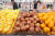 과실 물가 상승으로 인해 수입산 과일에 대한 수요가 증가하는 가운데, 지난 13일 서울의 한 대형마트에 수입산 망고와 오렌지 등이 진열되어 있다. 연합뉴스