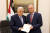 팔레스타인 마무드 아바스(왼쪽) 대통령이 지난달 신임총리 무함마드 무스타파(오른쪽)을 신임 총리로 임명하며 찍은 기념사진. 로이터=연합뉴스