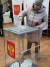 한 러시아 여성이 지난 16일 기표 후 투표 용지를 펼쳐 투명 투표함에 넣고 있다. 사진 문준일 교수