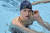 트랜스젠더 수영선수 리아 토마스가 지난 2022년 1월 22일(현지시간) 미국 매사추세츠주 케임브리지 하버드 대학교에서 열린 500m 자유형 경기에서 우승한 후 물 밖으로 모습을 드러내고 있다. AP=연합뉴스
