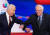 2020년 3월 15일(현지시간) 미국 CNN의 워싱턴 DC 지국 스튜디오에서 열린 민주당 대선 경선 후보 토론회에서 당시 조 바이든(왼쪽) 후보와 버니 샌더스 후보가 서로 팔꿈치를 부딪치며 인사하고 있다. AFP=연합뉴스