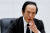 우에다 가즈오 일본은행 총재가 19일 제로금리 탈출을 결정한 뒤 도쿄 시내 일본은행에서 회의 결과를 설명하고 있다. [로이터=연합뉴스]