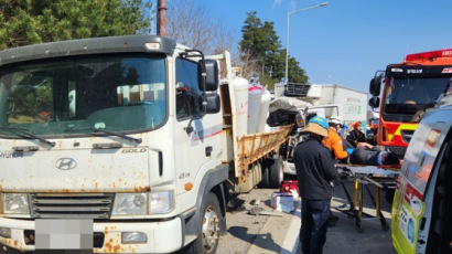 고속도로에 LP 가스통 우르르 쏟아졌다…위험천만 추돌사고