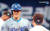 20일 미국프로야구 메이저리그(MLB) 정규시즌 개막전 3회에 김하성과 인사나누는 오타니. 쿠팡플레이 캡처