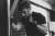 19일 마크롱 대통령의 공식 사진 작가인 소아지그 드 라 므와소니에는 마크롱 대통령이 체육관에서 권투하는 모습이 담긴 흑백사진 두 장을 전날 인스타그램에 올렸다. 사진 인스타그램 캡처