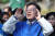 이재명 더불어민주당 대표가 21일 광주 북구 전남대학교 후문을 찾아 시민들에게 지지 호소를 하고 있다. 뉴스1 