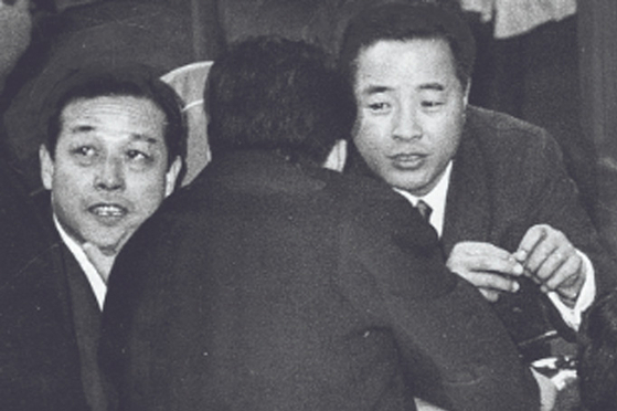 1966년 12월 새해 예산안 처리를 위해 국회 본회의장에 출석한 김종필(JP) 민주공화당 의장(왼쪽)과 김영삼(YS) 민중당 원내총무(오른쪽). JP가 40세, YS가 39세 때의 모습이다. 중앙포토