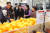 송미령 농림축산식품부 장관(왼쪽 네번째)이 21일 오후 롯데마트 서울역점에서 한국농수산식품유통공사(aT)를 통해 직수입한 오렌지 등 수입 과일을 살펴보고 있다. 연합뉴스