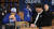 메이저리그 공식 개막전이 열린 20일 고척스카이돔을 방문한 류현진(오른쪽)이 과거 스승이었던 LA 다저스 데이브 로버츠 감독을 만나 대전의 명물 빵을 선물했다. [뉴시스]