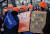 영국 수련의들이 지난 1월 3일 런던 세인트 토마스 병원 앞에서 임금 인상을 요구하는 플래카드를 들고 시위하고 있다. AFP=연합뉴스