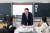 윤석열 대통령이 14일 전남 무안군 오룡초등학교를 방문해 늘봄 창의미술 프로그램을 참관하던 중 학생들과 대화하고 있다.연합뉴스
