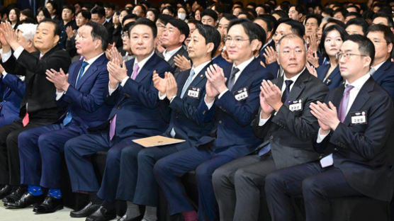 윤 대통령 “이승만 레일 위 박정희 기관차…이게 번영토대”