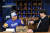 지난 20일 류현진이 서울 고척스카이돔에서 LA 다저스 데이브 로저스 감독과 만나 대화하고 있다. 연합뉴스