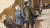로버트 메넨데즈 의원이 지난 11일 법정에서 변론하는 모습을 그린 일러스트. 맨 왼쪽의 금발 여성이 부인으로 추정된다. AP=연합뉴스