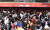 야구팬들이 23일 잠실 LG-한화전을 앞두고 무인발권기 앞에 줄을 서 있다. 뉴스1 