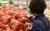 24일 서울 시내 한 마트에서 한 시민이 사과를 구매하고 있다. 뉴스1